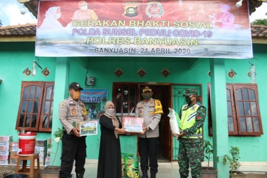 Polres Banyuasin Bagikan Sembako dan Masker ke Warga Miskin