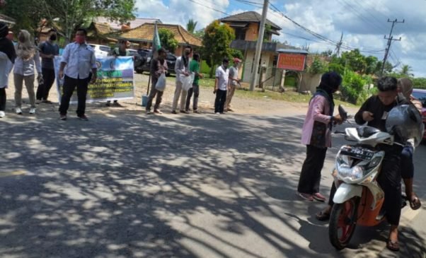 Sat Intel Polres Prabumulih Gandeng HMI Bagikan Masker di Pinggir Jalan