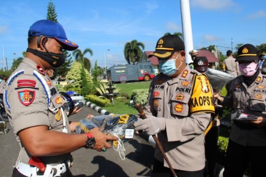 Kapolres Prabumulih Bagikan APD ke Anggotanya