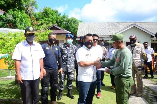 Wabup Lingga Berikan Bantuan Sembako di Kecamatan Senayang