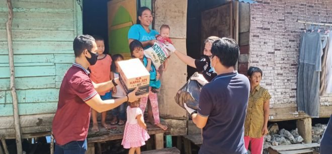 Ringankan Beban, Kasat Res Narkoba Polrestabes Palembang Bagikan Sembako