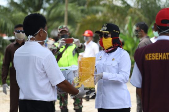 Bupati Tulang Bawang Beli Hasil Panen Warga dan Dibagikan Kembali ke Masyarakat