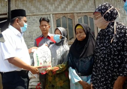 Wabup Sergai Bersama DPD IWO Sergai Serahkan Sembako untuk Janda