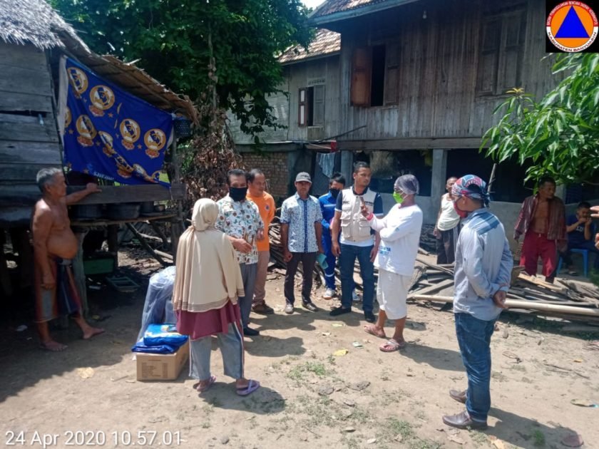 Pusdalob-BPBD Banyuasin Serahkan Bantuan ke Korban Kebakaran Rumah