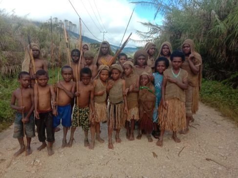 Penjemputan Pastor Paroki S.O.K Diyai Dengan Meriah