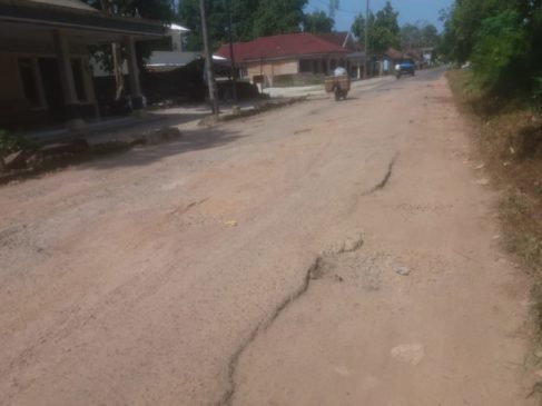 Ruas Jalan di Parit Tiga Alami Kerusakan hingga 50 Meter