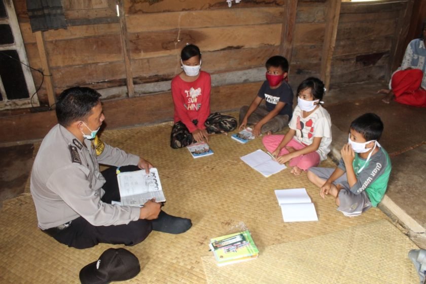 Perjalanan Bripka Mirwan Mengajar Pelajar SD Door To Door di Banyuasin