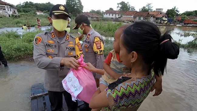 Cekatan, Kapolres Tulang Bawang Bersama PC Bhayangkari Datangi Warga Terkena Dampak Banjir
