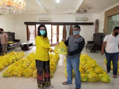 Ketua DPRD Sumsel Bagikan Paket  Sembako ke Warga Terdampak Covid-19