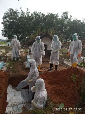 Terinfeksi Corona, TR Langsung Dikebumikan Team Medis