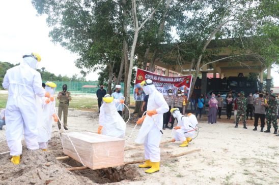 Polres Lingga Gelar Simulasi Pemakaman Jenazah Pasien Covid-19