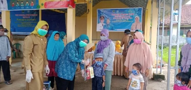PKK dan DPPKBPPPA PALI Bagikan Sembako dan Makanan untuk Balita-Lansia