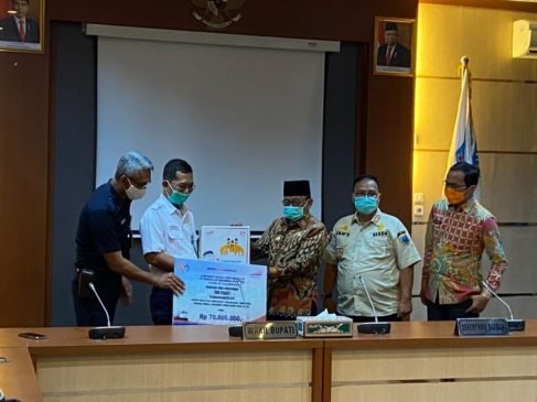 PT KAI Bagikan Sembako Gratis Ramadhan ke – 15 Wilayah Jawa – Sumatera Serentak