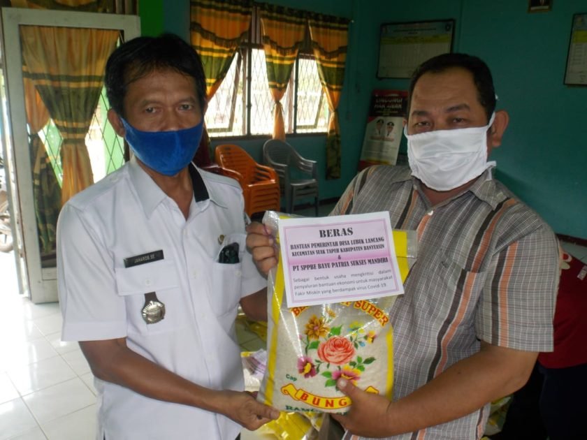 Kades Lubuk Lancang Banyuasin Salurkan Bantuan Beras ke Warga