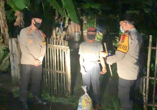 Kapolres Prabumulih Sambangi Warga Kurang Mampu, Bagikan Makan Sahur dan Sembako