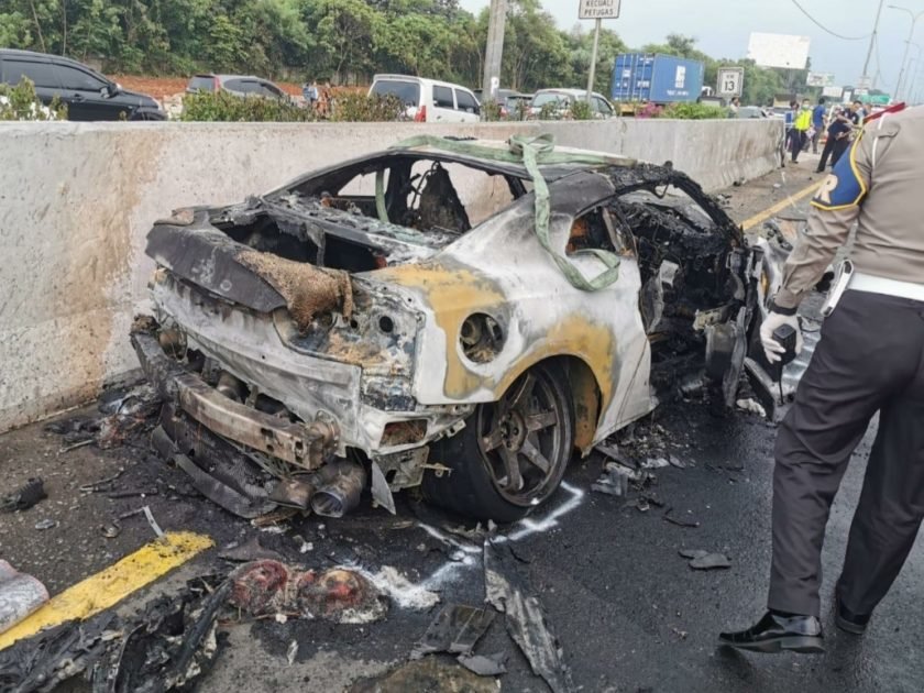 Mobil Sport Nissan GT-R Yang di Tumpangi Wakil Jaksa Agung Hangus Terbakar