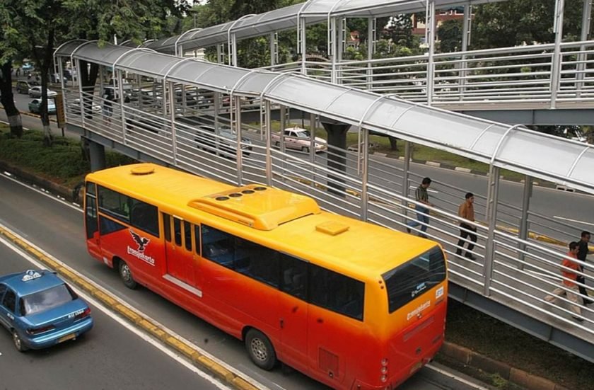 Mulai 12 April 2020, Penumpang MRT, LRT dan Transjakarta Wajib Pakai Masker