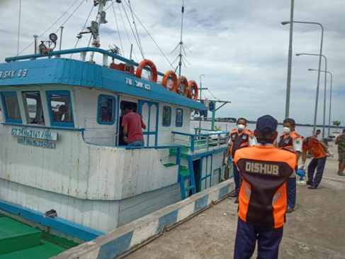 Penyemprotan Kapal Sebagai Upaya Pemda Cegah Covid