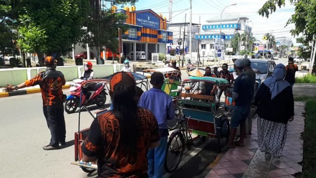 Pemuda Pancasila Mamuju Bagikan Makanan Gratis di Tengah Wabah Covid-19