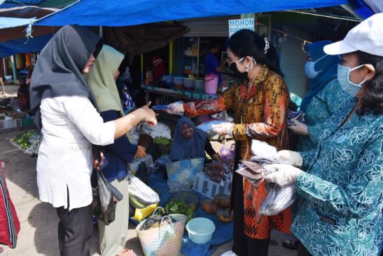 Bantu Masyarakat Ditengah Pandemi, Ketua TP PKK Kapuas Bagi Masker Gratis