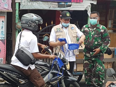Bagi Masker, Tim Covid-19 Gencarkan Siaran Keliling