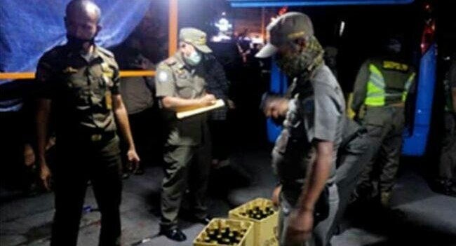 Satpol PP DKI Sita 1.347 Botol Miras dari Rumah Makan di Jakarta Barat