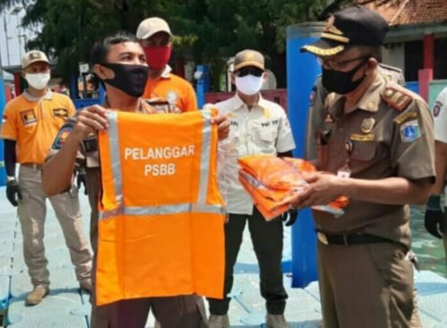 Gunakan Rompi Orange, Sanksi Sosial Sudah Mulai Diterapkan di Kepulauan Seribu Bagi Pelanggar PSBB