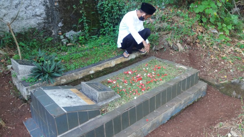 Ditengah Pandemi, Nyekar Tradisi Wajib Masyarakat Betawi Saat Lebaran