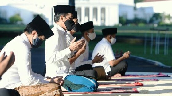 Presiden Jokowi Shalat Idul Fitri 1441 H di Halaman Wisma Bayurini