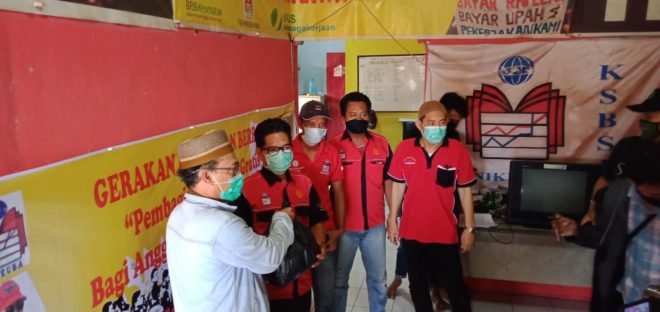 Peringati May Day, KSBSI Sumsel dan FSB Nikeuba Palembang Bagikan Ratusan Sembako