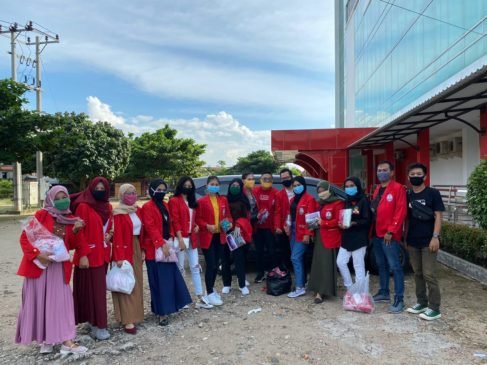 Rela Rogoh Uang Pribadi, Mahasiswa FH UKB Bagikan 1500 Masker