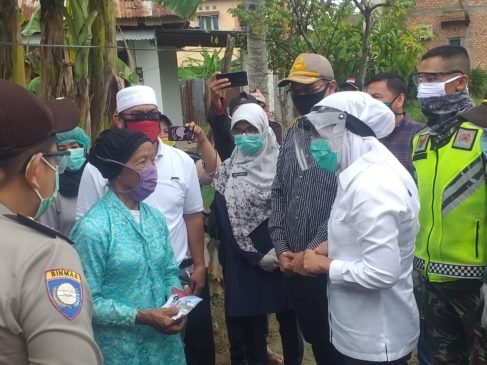 Sebatang Kara, Nek Sutinah Disambangi Wawako Fitri