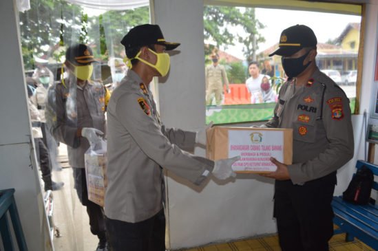 Bentuk Perhatian Pimpinan, Kapolres Tulang Bawang Bagikan Bingkisan