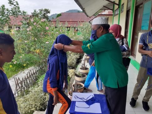 Selain Bagi Masker, Kepsek SMAN 5 SBB Juga Lakukan Sosialisasi Pencegahan Covid-19