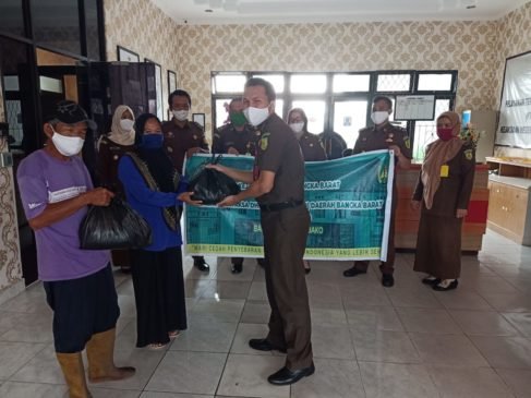 Kepala Kajari Bangka Barat Bagikan Sembako ke Warga