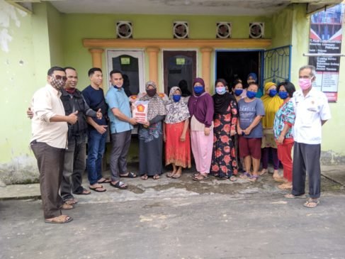 Anggota DPRD Provinsi Sumsel Bagikan Sembako ke Warga Palembang