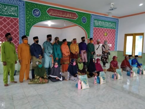 Wabup Lingga Bagikan Sembako dan Zakat ke Warganya