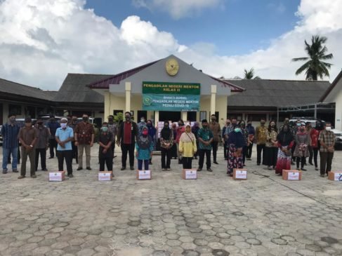 PN Mentok Bagikan Sembako ke Warga yang Terdampak Covid-19