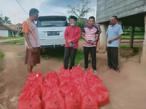 Politisi PDI-P Bagikan Sembako untuk Warga Banyuasin