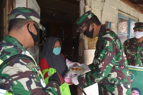 ‘Jumat Barokah’ Persit Kartika Candra Kirana Koorcab Rem 044 PD II/SWJ Bagikan Sembako