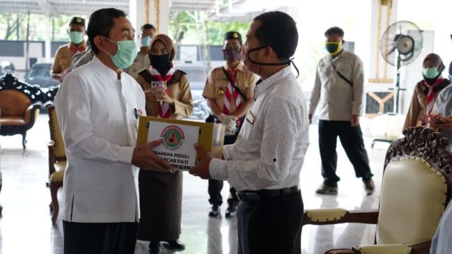 Giliran Bupati Bagikan Sembako ke Warga Disabilitas dan Terkena PHK