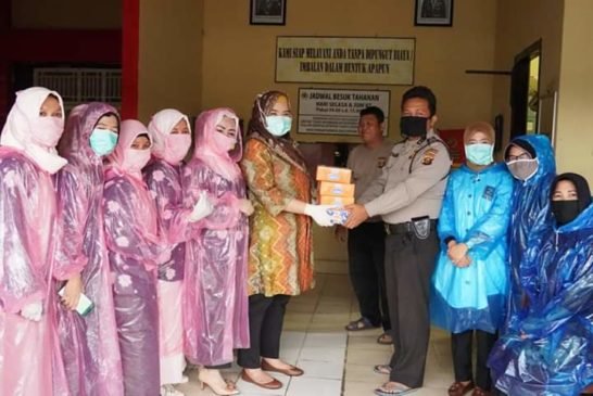 TP-PKK Banyuasin Berbagi Takjil Puasa ke Para Warga