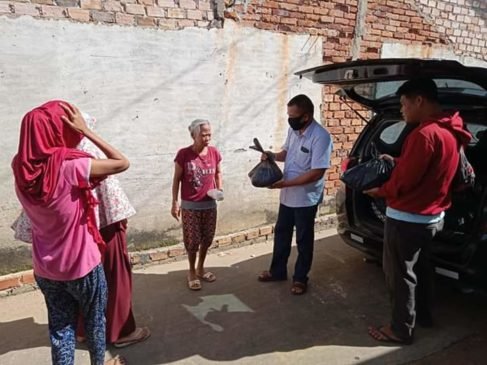 Alumni SMK Pelayaran Sinar Bahari Palembang Bagikan Bantuan ke Warga yang Membutuhkan