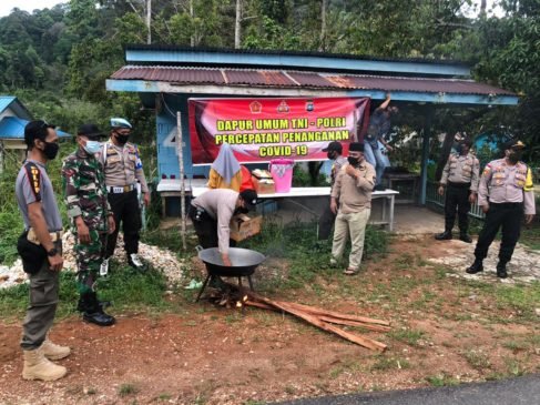 Polsek Singkep Barat Bersama TNI dan HMR Lingga Buat Dapur Umum