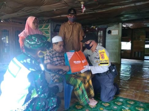 TNI-Polri Muara Siau ‘Door To Door’ Bagikan Sembako ke 17 Desa