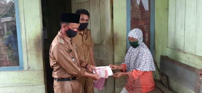 Camat Serahkan BLT DD di Desa Koto Rami Kecamatan Lembah Masurai
