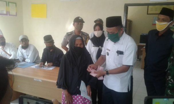Ratusan Warga Pekon Way Emplaulu Terima BLT