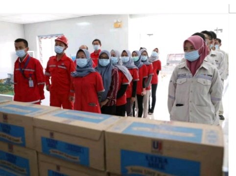 PLTU SUMSEL-8 Bagikan Minuman Kesehatan Untuk Pekerja