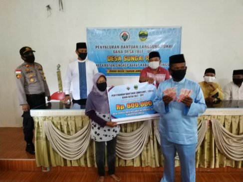 Kapolsek Singkep Barat Pantau Penyaluran BLT di Desa Sungai Raya