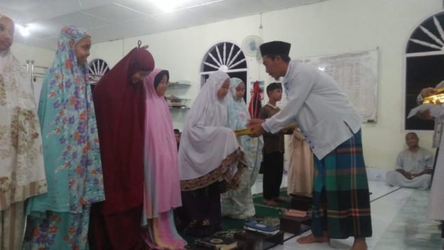 Gemakan Ramadhan, Pemerintah Desa Beri Hadiah Remaja Yang Ramaikan Masjid Dengan Mengaji